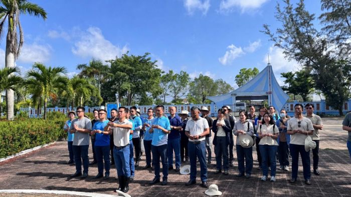 Tập thể người lao động PQPOC dâng hương tại Khu Di tích Quốc gia đặc biệt Bến Vàm Lũng, tỉnh Cà Mau.