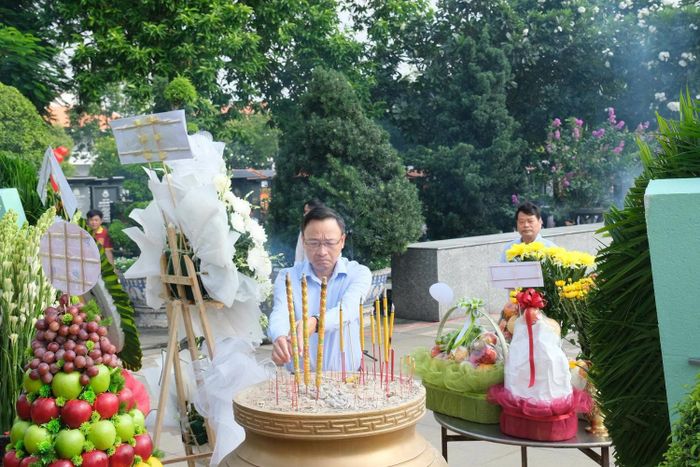 Đoàn đại biểu thành kính dâng hương, dâng hoa trước Đài tưởng niệm.