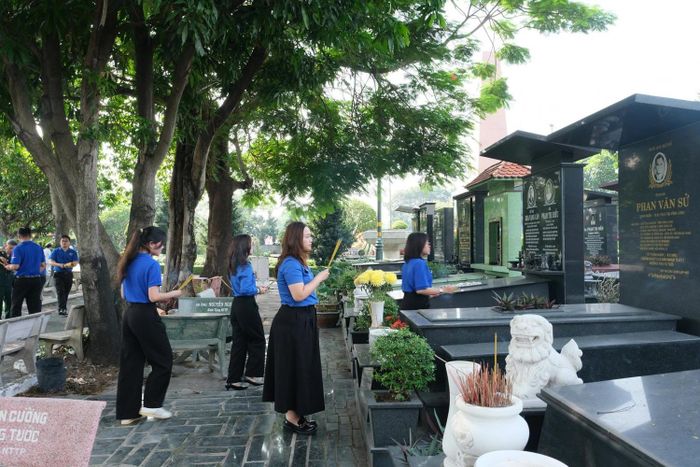 Lễ dâng hương là dịp để mỗi cán bộ, đoàn viên, người lao động PVFCCo - Phú Mỹ thêm trân trọng giá trị của hòa bình hôm nay.