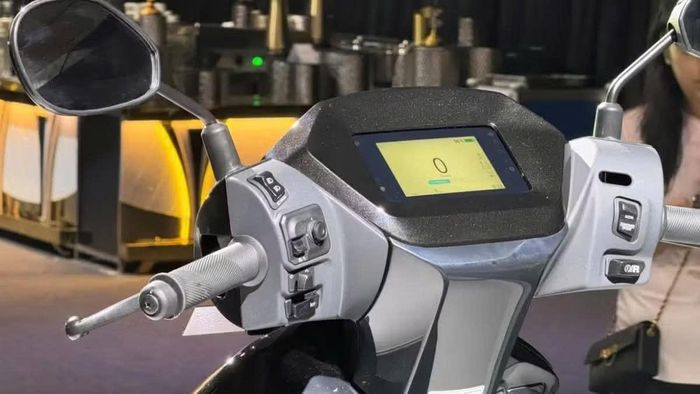 Honda QC3 được trang bị đồng hồ đo kiểu màn hình TFT 5 inch. (Ảnh: BikeDekho)