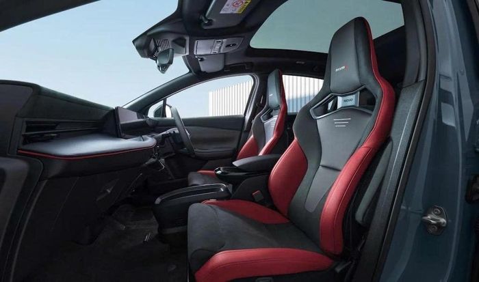 Cabin được trang bị huy hiệu Nismo, đường chỉ khâu tương phản, đồ họa tùy chỉnh trên bảng điều khiển kỹ thuật số, vải da lộn mờ và bọc da tổng hợp, cùng với bộ ghế Recaro chỉnh điện tùy chọn. (Ảnh: Internet)