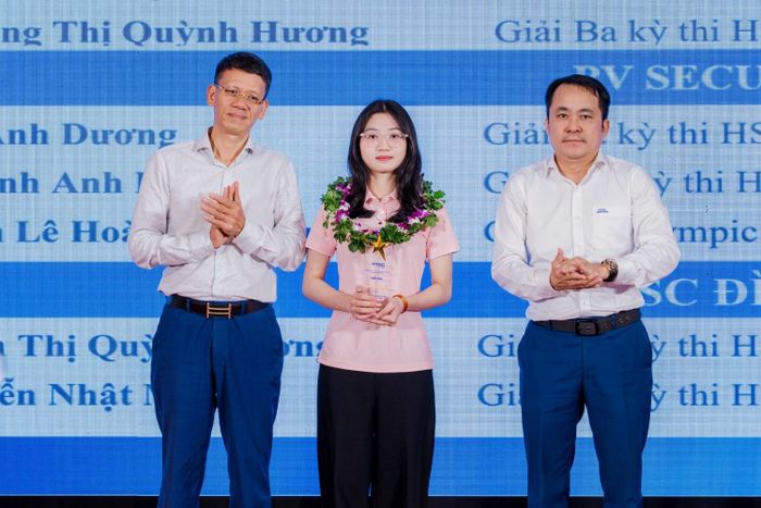 Đại diện lãnh đạo PTSC, tổ chức Công đoàn, Đoàn Thanh niên và Hội Cựu chiến binh trao tặng kỷ niệm chương cho các em học sinh giỏi tại chương trình.