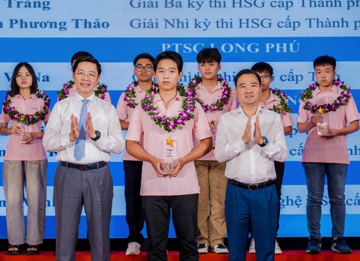 Ông Vũ Anh Tuấn - Phó Chủ tịch Công đoàn Petrovietnam và ông Phạm Văn Hùng - Phó Tổng Giám đốc, Chủ tịch Công đoàn PTSC trao tặng kỷ niệm chương cho các em học sinh giỏi tại chương trình.