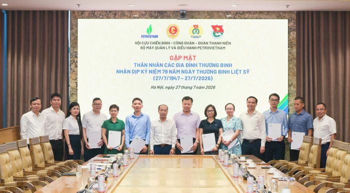 Hội CCB, Công đoàn, Đoàn Thanh niên Bộ máy QL&amp;ĐH tặng quà, tri ân các cán bộ là con thương binh