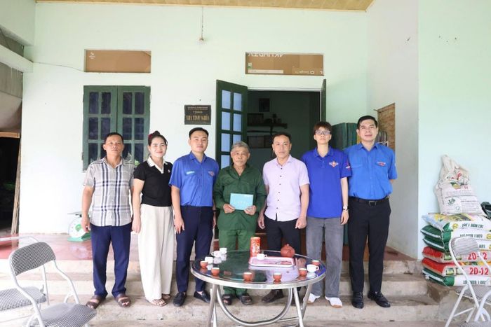 Đoàn Thanh niên Phú Mỹ Miền Bắc phối hợp với UBND xã Đà Bắc, tỉnh Phú Thọ tổ chức thăm hỏi, tặng quà các gia đình chính sách, thương binh, bệnh binh và người có công với cách mạng.