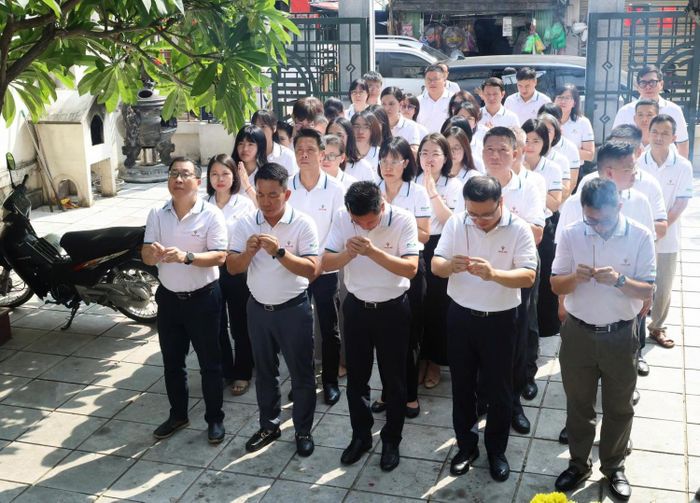 Ban lãnh đạo cùng tập thể cán bộ, nhân viên Phú Mỹ Miền Bắc dâng hương tại Đài tưởng niệm liệt sĩ phường Yên Hòa (Hà Nội).