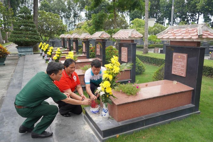 Đoàn công tác PVFCCo - Phú Mỹ dâng hương tại Nghĩa trang liệt sĩ Củ Chi.