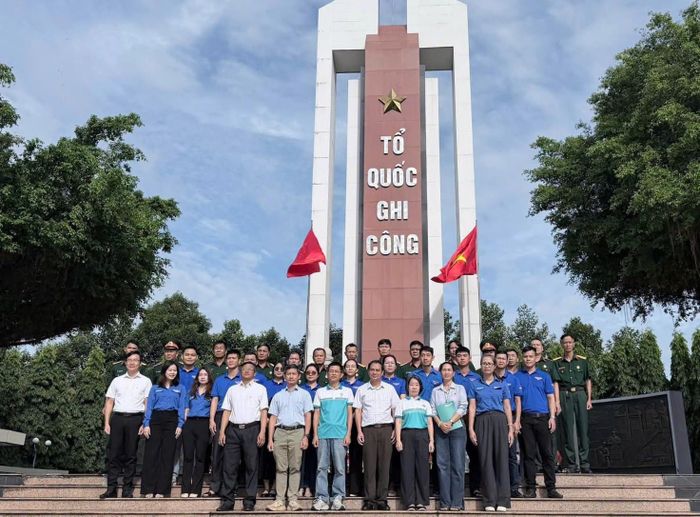 Tại phường Phú Mỹ, CBCNV Nhà máy đạm Phú Mỹ và Công ty Cổ phần Bao bì Đạm Phú Mỹ trang trọng tổ chức lễ dâng hương tại Đài tưởng niệm.