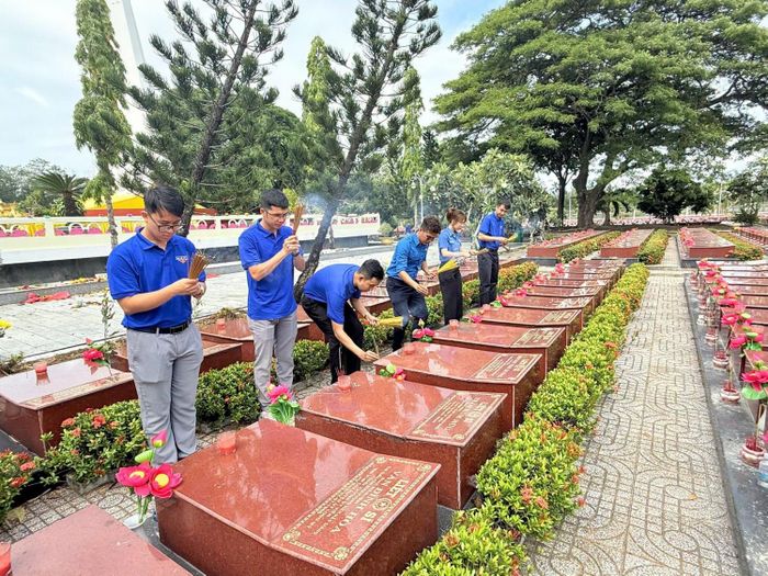 Đoàn viên Công đoàn và Đoàn Thanh niên Phú Mỹ Tây Nam Bộ tổ chức viếng Nghĩa trang Liệt sĩ TP Cần Thơ.