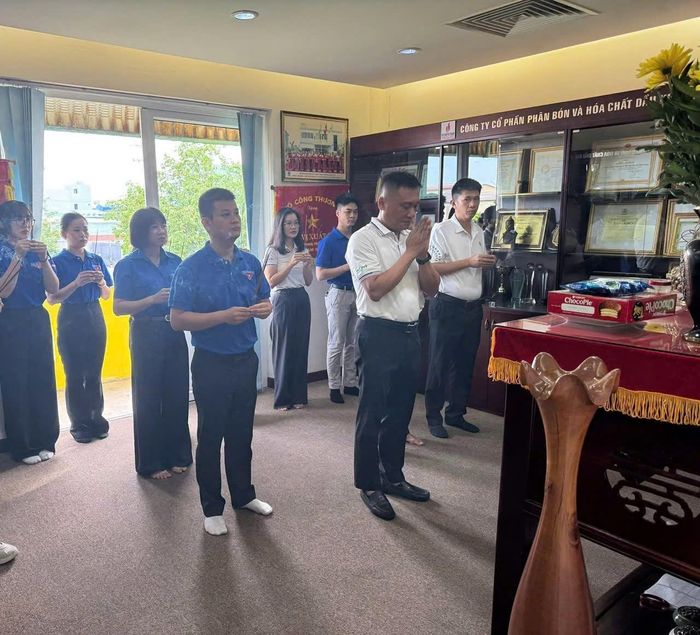 Chi ủy, Ban lãnh đạo, Công đoàn, Đoàn Thanh niên cùng cán bộ, nhân viên Phú Mỹ Miền Trung tổ chức dâng hương tại Phòng Truyền thống Công ty.