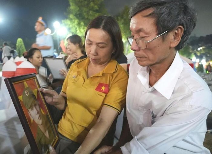 Gia đình ông Nguyễn Quang Trung xúc động đón nhận bức chân dung khắc họa liệt sĩ Nguyễn Quang Văn.