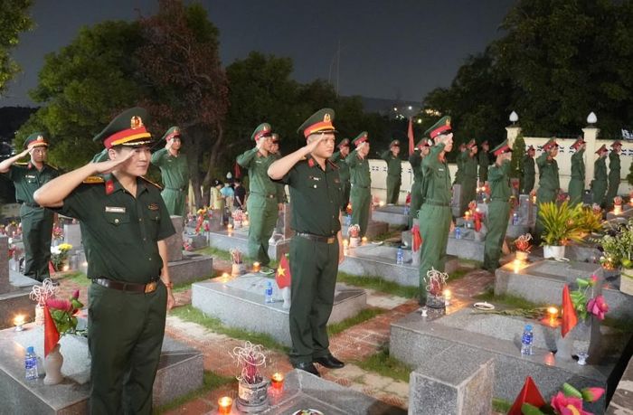 Cán bộ, chiến sĩ LLVT tỉnh Quảng Ninh tri ân các Anh hùng liệt sĩ.