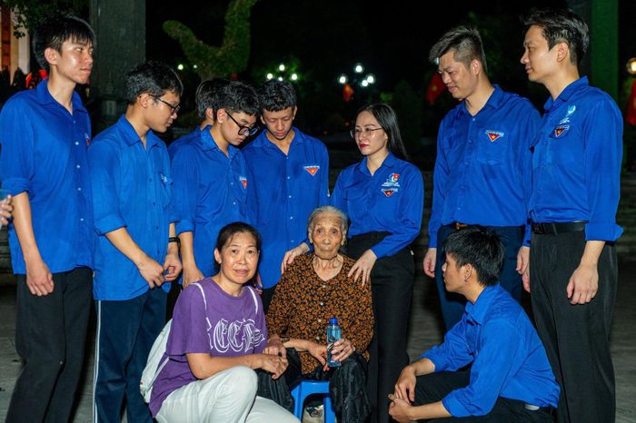 Bà Đào Thị Ngỏ (95 tuổi) đến thắp nến cho người con trai cả và kể về những hồi ức về tuổi 20 của con với đoàn viên, thanh niên tỉnh Quảng Ninh.