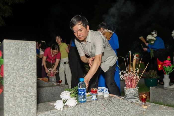 Đồng chí Vũ Quyết Tiến, Phó Bí thư Tỉnh ủy, Chủ tịch Ủy ban MTTQ tỉnh Quảng Ninh thành kính dâng nén hương thơm tưởng nhớ các Anh hùng liệt sĩ.