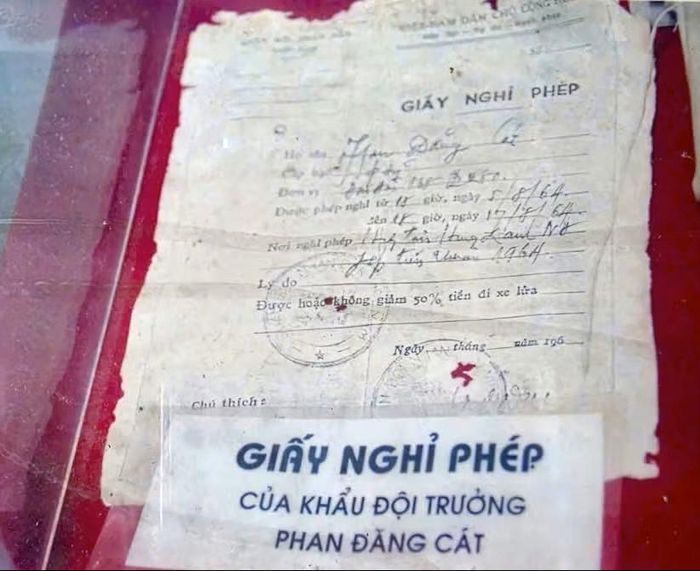 Giấy nghỉ phép của khẩu đội trưởng Phan Đăng Cát - kỷ vật còn lưu giữ về người lính đã gác lại hạnh phúc riêng để trở về trận địa.