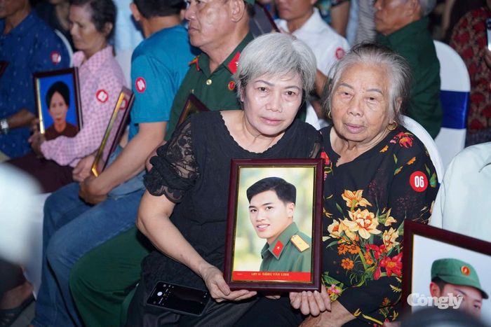 Thân nhân liệt sĩ xúc động đón nhận di ảnh phục dựng