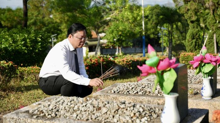 Chủ tịch UBND thành phố Huế Lê Trí Thanh thành kính dâng hương tưởng niệm các Anh hùng liệt sĩ.