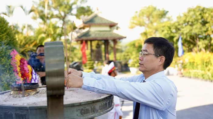 Bí thư Thành ủy Huế Nguyễn Đình Trung thành kính dâng hương tưởng niệm các Anh hùng liệt sĩ.