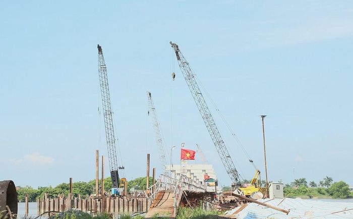 Cầu vượt sông Hồng trên tuyến cao tốc Hải Phòng - Ninh Bình đang được gấp rút thi công. (Ảnh: Cổng TTĐTHY).