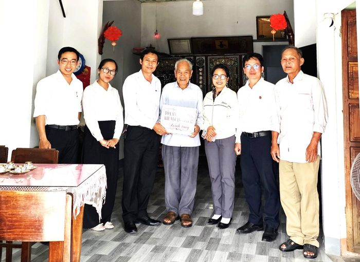 Đoàn công tác tặng quà cho gia đình ông Phan Ba - cựu tù chính trị.