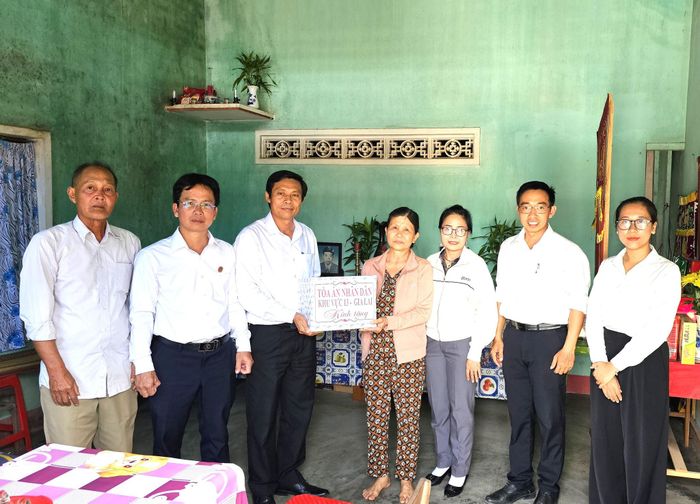 Đoàn công tác tặng quà cho gia đình chị Đinh Thị Thu và bà Nguyễn Thị Lý - thân nhân liệt sĩ.
