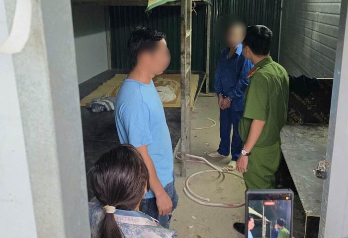 Lực lượng Công an kiểm tra lán trại của nhóm công nhân được trả lương bằng ma túy.