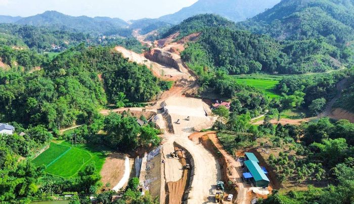Cao tốc Chợ Mới - Bắc Kạn đang được đẩy nhanh tiến độ thi công, dự kiến hoàn thành vào cuối năm 2026, nhằm tăng cường kết nối giữa Thái Nguyên và Bắc Kạn.