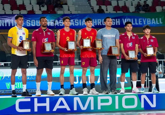Ngọc Thuân (số 17) đoạt cú đúp danh hiệu cá nhân gồm Chủ công suất sắc nhất chặng 2 SEA V.Cup 2026 và Cầu thủ xuất sắc nhất/MVP. Ngoài ra, Duy Tuyến (số 8) được bầu chọn là phụ công suất sắc nhất