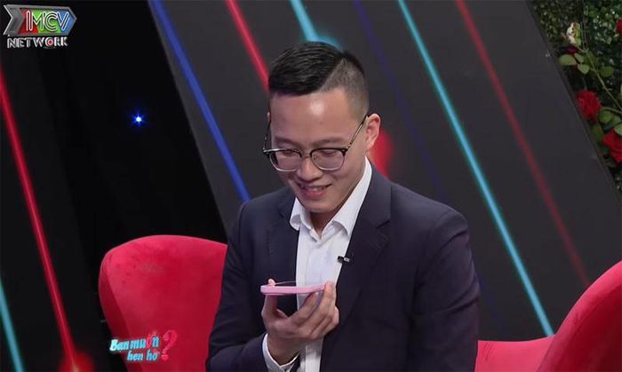Hoàng Đạt gọi điện về hỏi ý kiến bố về chuyện hẹn hò với một cô gái ở xa nhà. Ảnh cắt từ clip 
