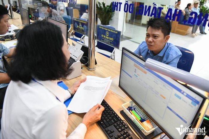 Viên chức, người làm việc tại các hội khi chuyển sang công chức cần được xem xét theo từng trường hợp. Ảnh minh họa: Thạch Thảo