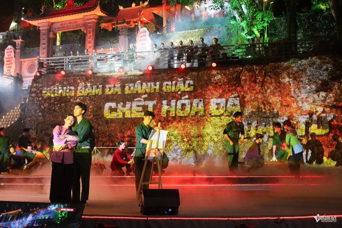 Lời thề bất tử của những người lính mặt trận Vị Xuyên: "Sống bám đá, chết hóa đá, thành bất tử" được tái hiện trên sân khấu cầu truyền hình.