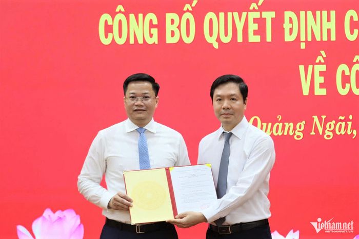 Ông Nguyễn Đức Tâm (bên trái) nhận quyết định của Ban Bí thư từ Phó trưởng Ban Tổ chức Trung ương Trịnh Mạnh Linh. Ảnh: T.T.