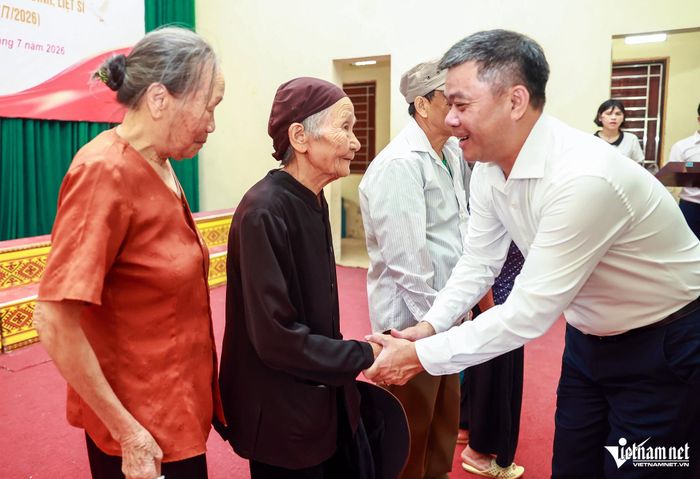 Tổng Biên tập Báo VietNamNet Nguyễn Văn Bá thăm hỏi cụ Đoàn Thị Thiện, vợ liệt sĩ Trần Văn Khoát. Ảnh: Phạm Hải
