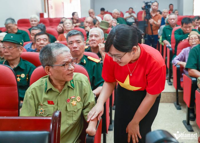 Ông Phạm Xuân Hải xúc động trước sự quan tâm, sẻ chia của cộng đồng. Ảnh: Phạm Hải.