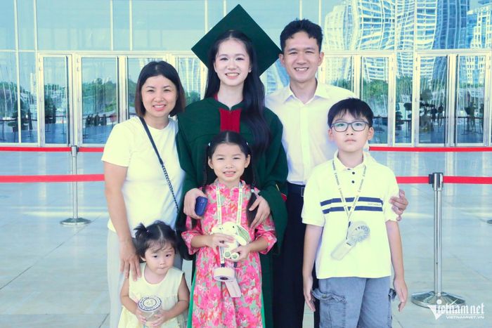 Ánh Tuyết cùng người thân tại ngày nhận bằng tốt nghiệp.