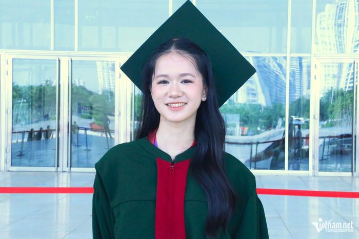 Nguyễn Thị Ánh Tuyết, thủ khoa tốt nghiệp ngành Kế toán của Trường ĐH Kinh tế - ĐH Quốc gia Hà Nội với tấm bằng Xuất sắc. Ảnh: Thanh Hùng