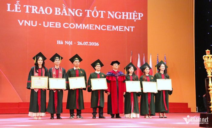 PGS.TS Nguyễn Trúc Lê, Hiệu trưởng Trường ĐH Kinh tế - ĐH Quốc gia Hà Nội, vinh danh thủ khoa các ngành học tại lễ tốt nghiệp năm 2026. Trong ảnh, Nguyễn Thị Ánh Tuyết đứng ngoài cùng bên phải. Ảnh: Thanh Hùng