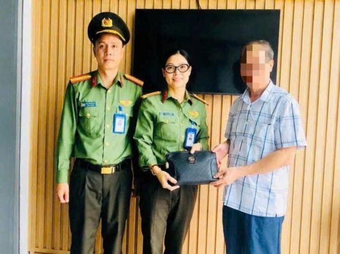 Đội An ninh hàng không Pleiku bàn giao tài sản cho ông Đ. Ảnh: Phòng Quản lý XNC