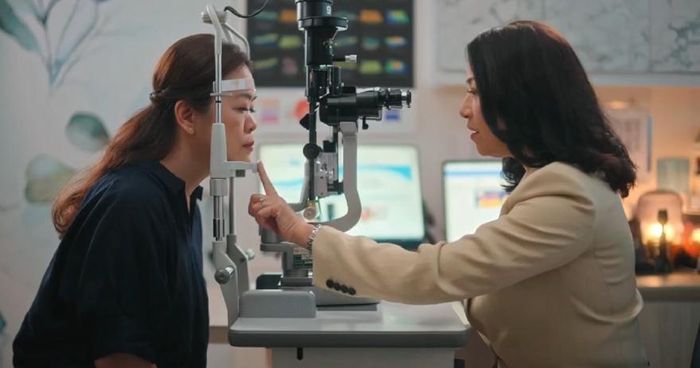 Kiểm tra thị lực tại bệnh viện. Ảnh: SNEC.
