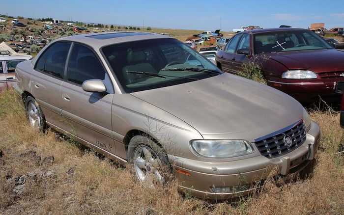  Cadillac Catera. 