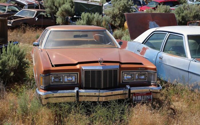 Mercury Cougar Brougham đời 1977. 