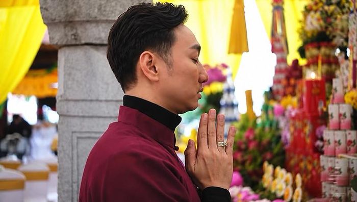 MC Thành Trung kể về cha mình đã trải qua 2 cuộc kháng chiến và may mắn trở về nguyên vẹn, bày tỏ lòng biết ơn sâu sắc đến các thế hệ đã ngã xuống vì độc lập dân tộc.
