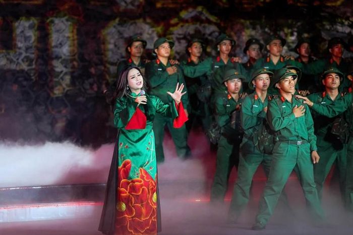 NSND Thanh Lam không giữ được nước mắt khi theo dõi hành trình tìm kiếm hài cốt liệt sĩ, gửi lời biết ơn đến những người lính và nghệ sĩ đã đồng hành trong chiến dịch tìm kiếm đồng đội nhiều năm qua.
