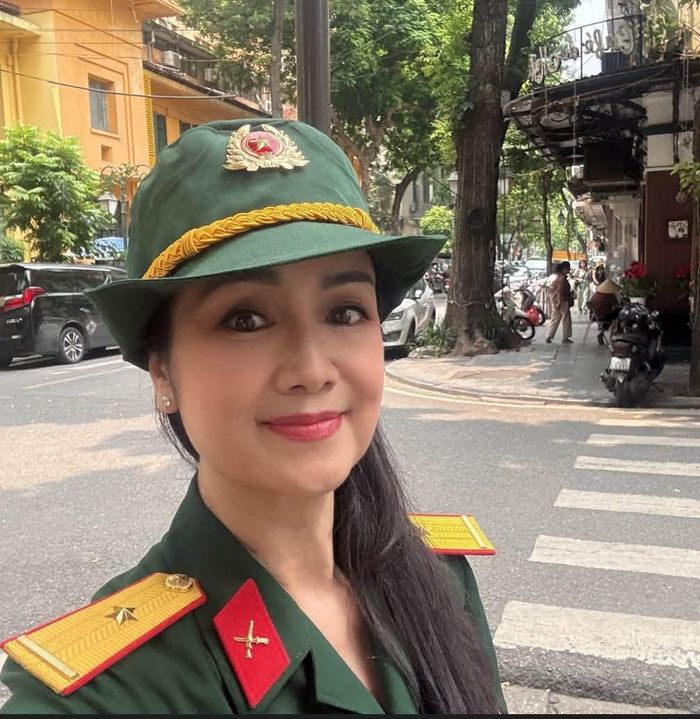 NSND Thu Hà chia sẻ ảnh mặc quân phục và viết: "Tháng tri ân và một ngày thật xúc động cùng với hội Cựu chiến binh, Đoàn Thanh niên Sở VHTT Hà Nội dâng hương tại nhà tù Hỏa Lò. Những ngày tháng này được khoác trên mình bộ quân phục thấy tự hào và mãi mãi tuổi 20".