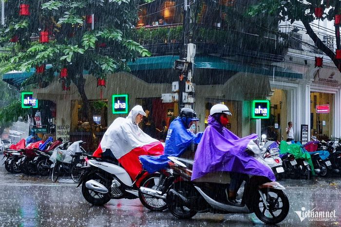 Miền Bắc mưa giông mạnh. Ảnh: Lê Anh Dũng