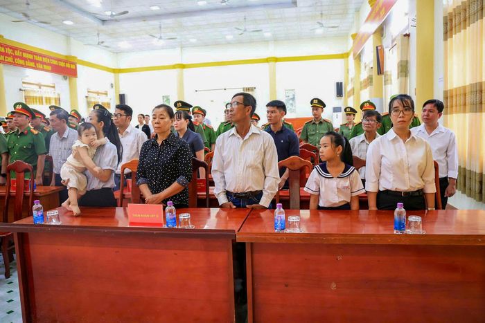 Thân nhân Thiếu tá Nguyễn Xuân Hải tại buổi lễ. Ảnh: N.X
