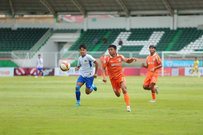 Huế (áo trắng) trở thành đối thủ của PVF trong trận chung kết