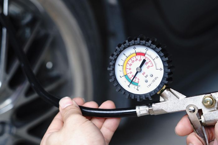 Nếu đèn TPMS bật sáng rồi tự động tắt, người dùng vẫn cần kiểm tra lốp thủ công để đánh giá tình trạng lốp. Ảnh: Autonation Mobile Service