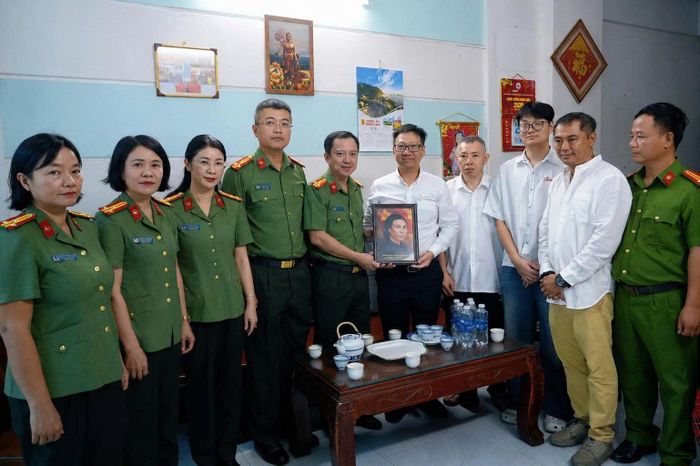 Bức chân dung Anh hùng Lực lượng vũ trang Nhân dân Nguyễn Thị Lợi được lãnh đạo Công an tỉnh Thanh Hóa trao cho gia đình bà tại TP. Hồ Chí Minh. Ảnh: CATH
