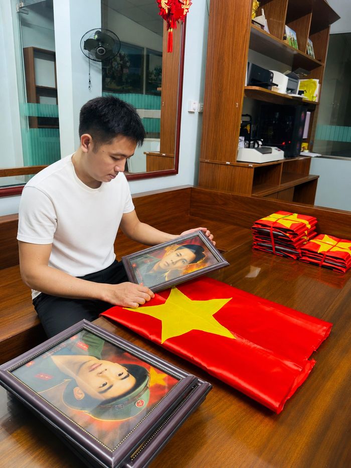 Anh Thắng nói sẽ tiếp tục theo đuổi công việc phục dựng ảnh chân dung liệt sĩ. Đó là cách để con trai một người lính tri ân những đồng đội của cha mình. Ảnh: NVCC